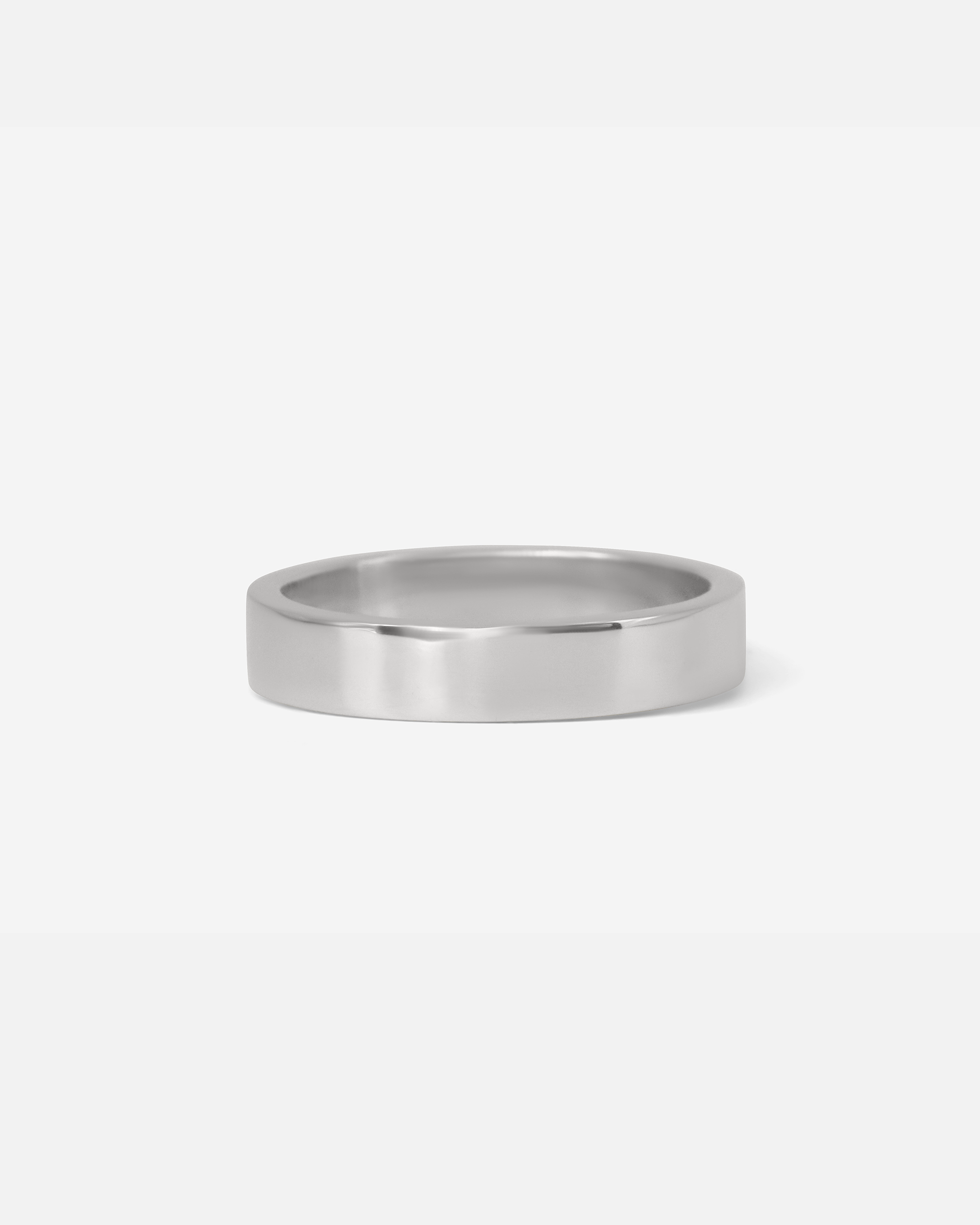 Front view of Flat Band / 4.5mm in Platinum