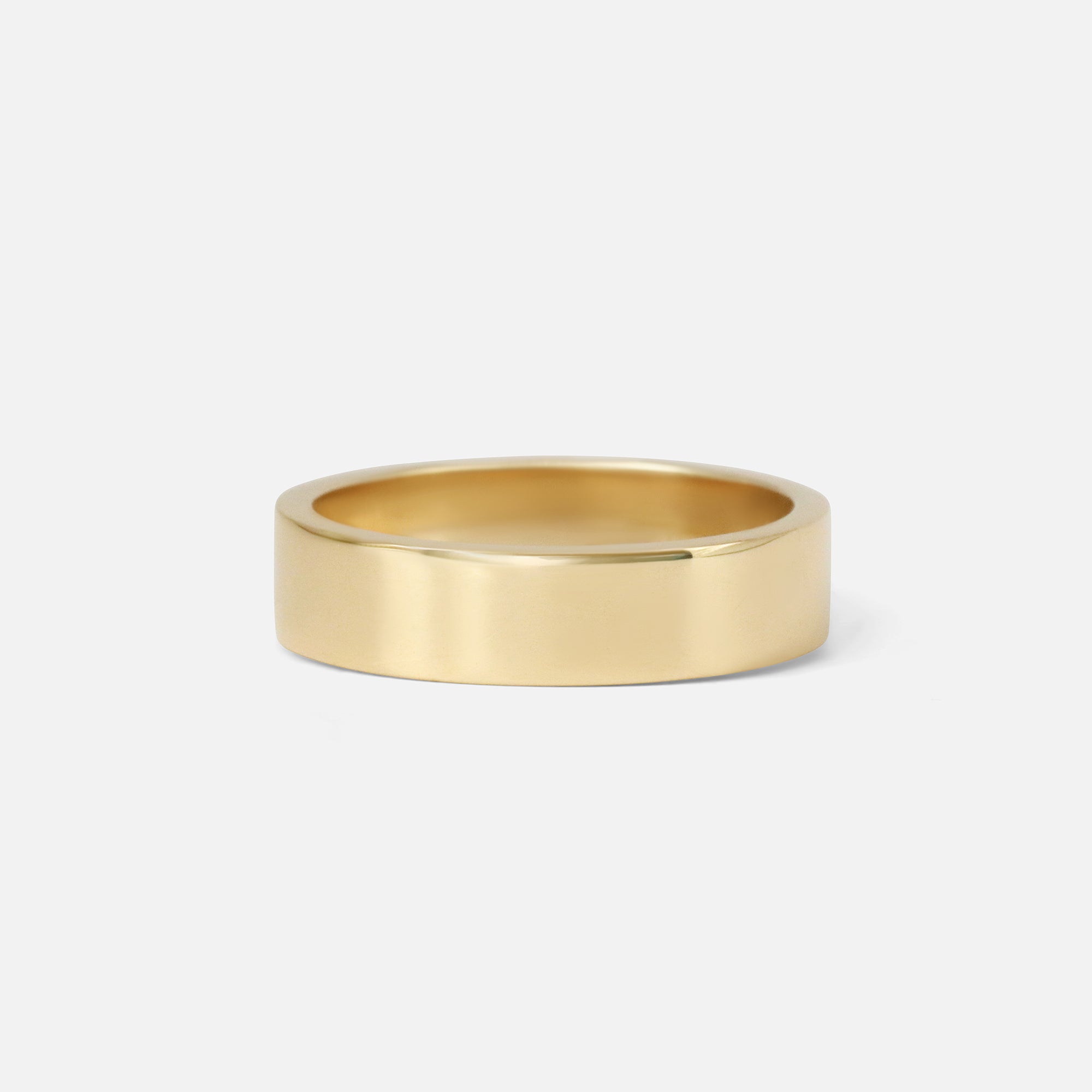 Front view of Flat Band / 5.5mm in 14k yellow gold