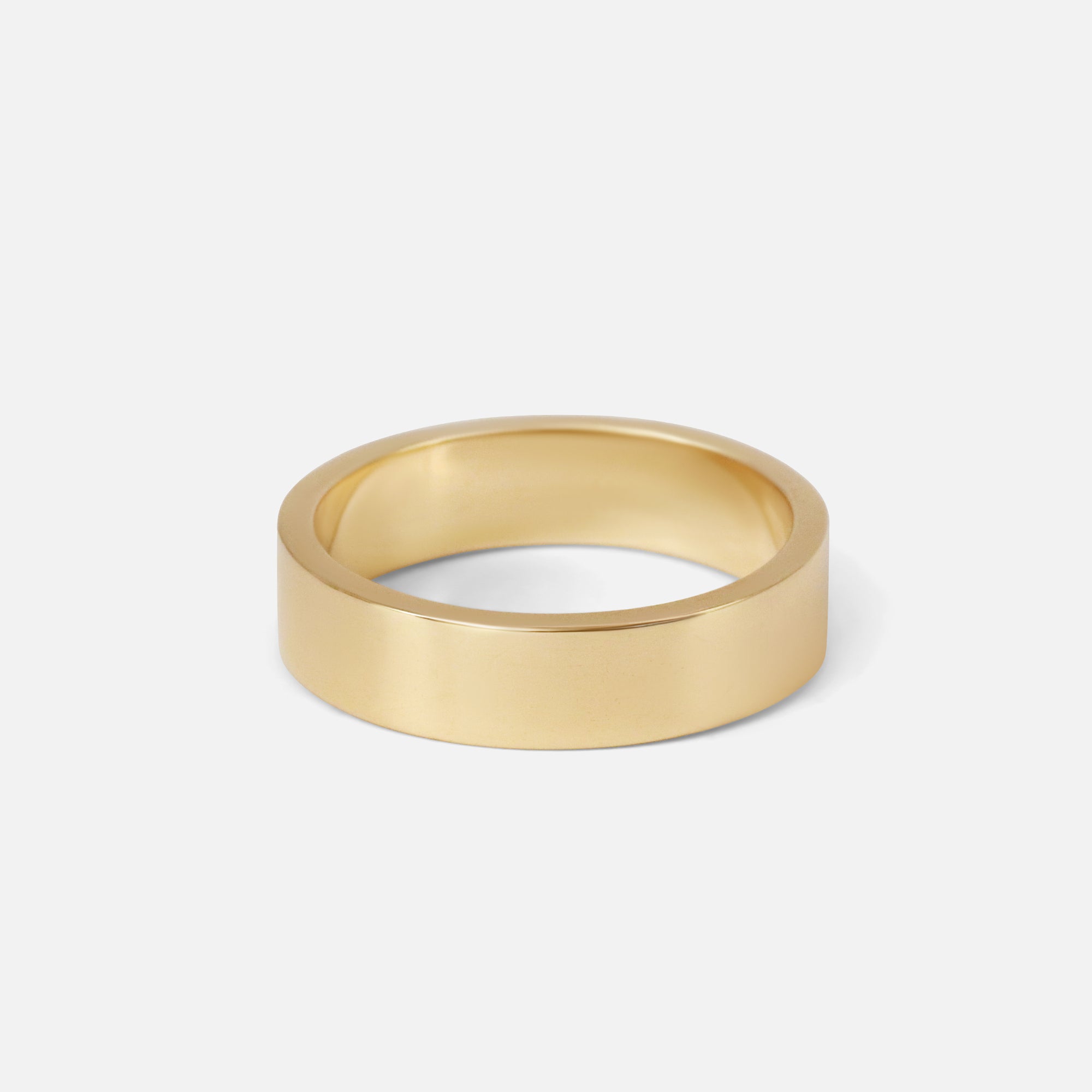 Side view of Flat Band / 5.5mm in 14k yellow gold
