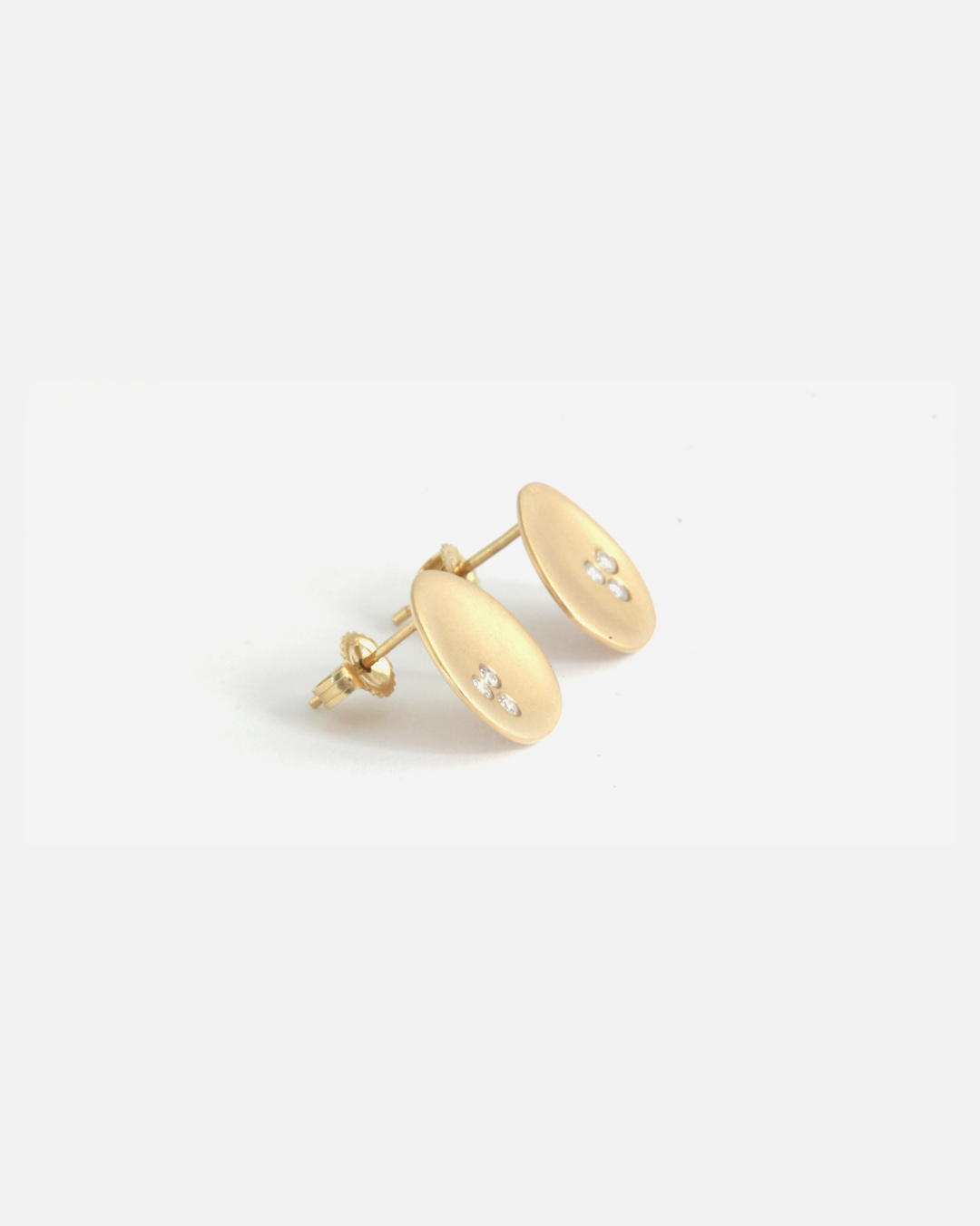 Side view of Leaf / Yellow Gold + Diamonds Studs By Hiroyo